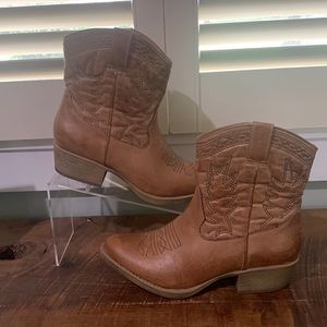 Coconuts Cowboy Booties!  7.5